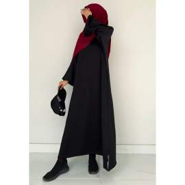 Elegante Abaya in Black, a sophisticated and versatile outfit for formal and casual occasions.